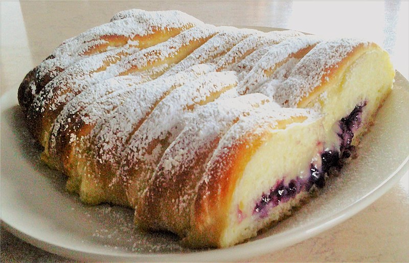 Treccia Mochena, the typical sweet of Val dei Mocheni
