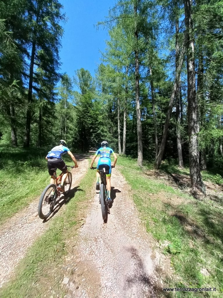 Salendo al Passo Redebus lungo le strade sterrate della val dei Mocheni